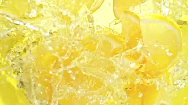 Super Slow Motion Shot Fresh Lemon Slices Falling Lemonade Whirl — Stock Video