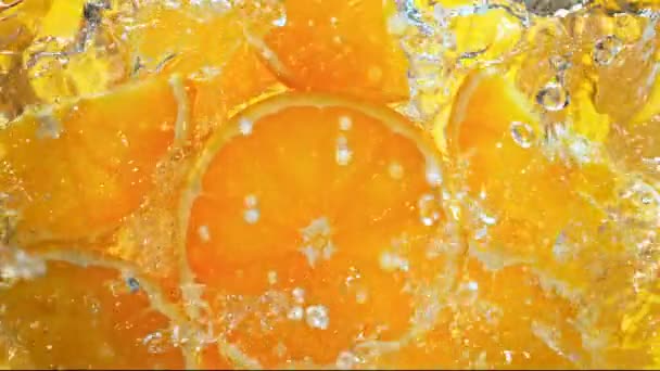 新鮮なオレンジのスライスの超スローモーションショット1000 Fpsで水の渦に落ちます 4Kで高速シネマカメラで撮影 — ストック動画