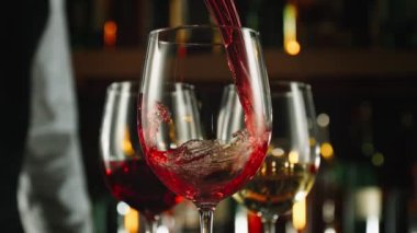 Kamera Hareketi 'yle birlikte 1000fps hızında Süper Yavaş Çekim Kırmızı Şarabı Bardan Önce Bardağa Doldur. Yüksek Hız Sinema Kamerası, 4K.