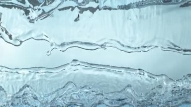 Açık Su Dalgası 'nın Süper Yavaş Çekimi Açık Mavi Arkaplan' da 300 fp 'de. Yüksek Hız Sinema Kamerası, 4K.