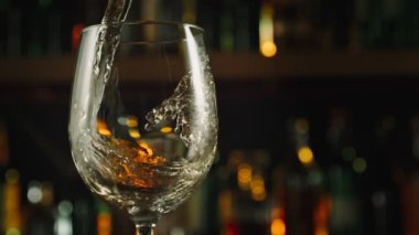 Süper Yavaş Çekim Beyaz Şarabı Bardan Önce Bardağa 1000 fite dök. Yüksek Hız Sinema Kamerası, 4K.
