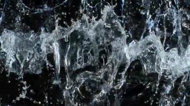 Super Slow Motion shot of Clear Water Wave Splash Kara Arkaplanda izole edildi. Yüksek Hız Sinema Kamerası, 4K.