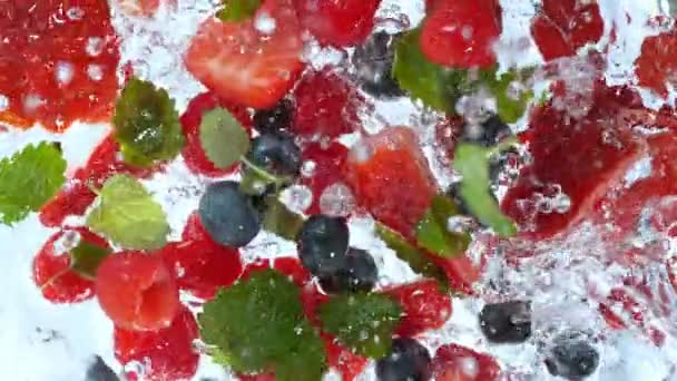 Super Slow Motion Shot Fresh Berries Wpada Wody Wirującej Prędkością — Wideo stockowe