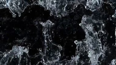 Temiz Su Dalgası 'nın Süper Yavaş Çekimi Kara Arkaplan' da izole edildi. Yüksek Hız Sinema Kamerası, 4K.