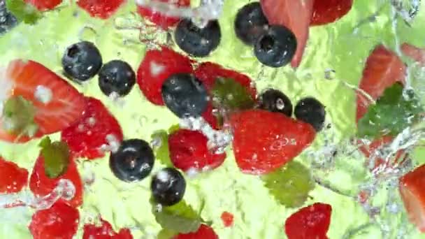 Super Slow Motion Shot Fresh Berries Caindo Redemoinho Água 1000 — Vídeo de Stock
