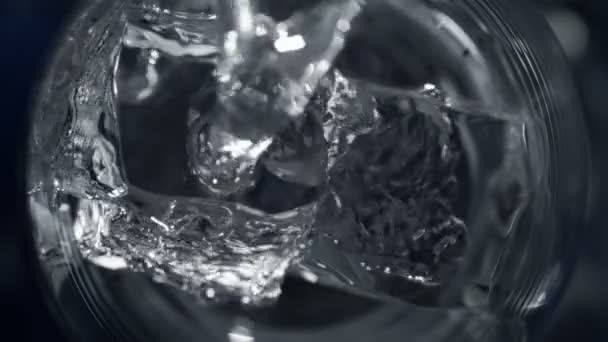 在1000 Fps的水晶般透明冰块上浇注伏特加的超级慢动作细节镜头 用4K高速电影摄影机拍摄 — 图库视频影像