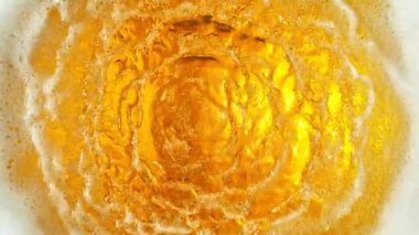 Süper Yavaş Çekim Çekimi Dalgalanan Bira Arkaplanı, 1000fps. Yüksek hızlı sinema kamerasıyla çekildi, 4K.