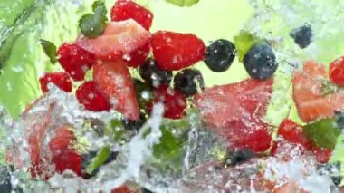 Süper Yavaş Çekim Taze Böğürtlenler 1000 fps hızla suya düşüyor. 4K 'da Yüksek Hız Sinema Kamerası ile çekildi..