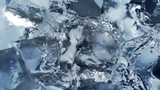 Super Slow Motion Shot Falling Splashing Idealne Kostki Lodu Wody — Wideo stockowe