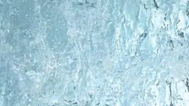 Açık Su Dalgası 'nın Süper Yavaş Çekimi Açık Mavi Arkaplan' da 300 fp 'de. Yüksek Hız Sinema Kamerası, 4K.