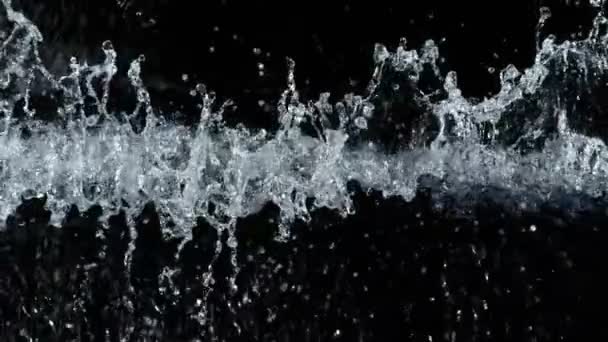 Супер Повільний Постріл Чистої Хвилі Води Сплеск Ізольовано Чорному Тлі — стокове відео