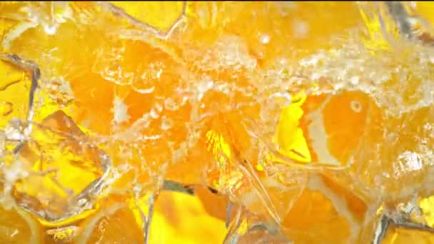 Super Pomalý Pohyb Shot Water Wave Stříkající Pomerančové Plátky Kostky — Stock video