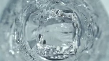 Süper Yavaş Hareket Detaylı Buz Küpünün 1000 fps 'lik votkayla bardağa düşüşü. 4K 'da Yüksek Hız Sinema Kamerası ile çekildi.