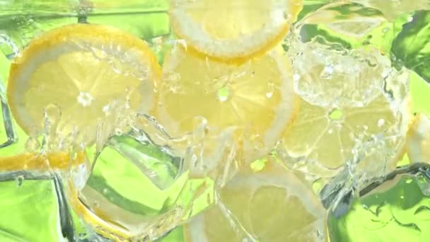 Сверхмедленная Движущаяся Струя Воды Плещется Лимонных Слайсах Кубиках Льда Съемки — стоковое видео
