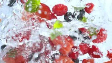 Süper Yavaş Çekim Taze Böğürtlenler 1000 fps hızla suya düşüyor. 4K 'da Yüksek Hız Sinema Kamerası ile çekildi..