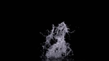 Black on Black 'ten izole edilmiş haldeki Gerçek Su Sıçrama Patlamasının Süper Yavaş Çekimi 1000fps. 4K 'da yüksek hızlı sinema kamerası ile çekildi...