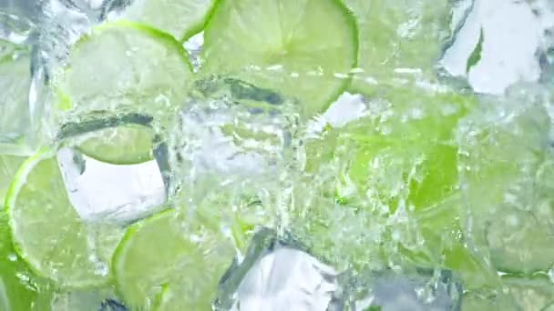 Super Slow Motion Shot Van Water Wave Splash Lime Slices — Stockvideo