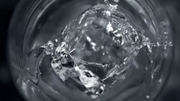Super Slow Motion Detail Shot Ice Cube Caindo Vidro Com — Vídeo de Stock