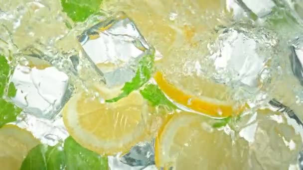 Super Slow Motion Shot Water Wave Splashing Lemon Slices Ice — Stock Video