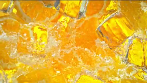 Сверхмедленная Движущаяся Струя Воды Плещется Апельсиновых Слайсах Кубиках Льда Съемки — стоковое видео