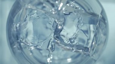 Süper Yavaş Hareket Detaylı Votka Çekimi Crystal Clear Buz Küpleri 'ne 1000 fps' te. 4K 'da Yüksek Hız Sinema Kamerası ile çekildi.