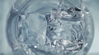 Süper Yavaş Hareket Detaylı Votka Çekimi Crystal Clear Buz Küpleri 'ne 1000 fps' te. 4K 'da Yüksek Hız Sinema Kamerası ile çekildi.