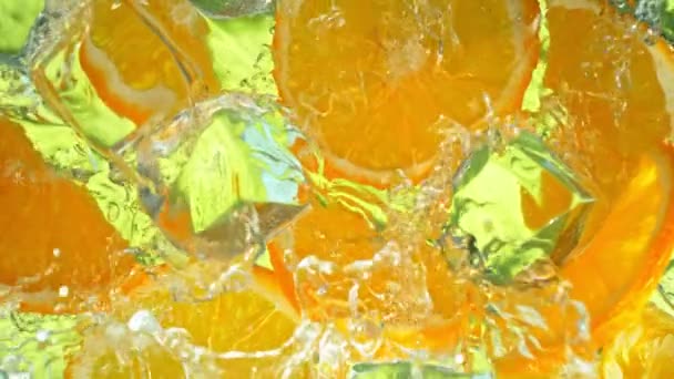Super Pomalý Pohyb Shot Water Wave Stříkající Pomerančové Plátky Kostky — Stock video
