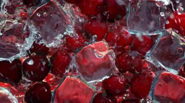 Süper Yavaş Hareketli Su Dalgası Şutu Kiraz ve Buz Küpleri 'ne 1000 fp hızla sıçrıyor. 4K 'da Yüksek Hız Sinema Kamerası ile çekildi..