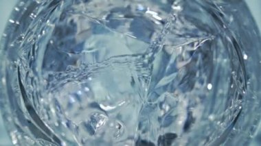 Süper Yavaş Hareket Detaylı Votka Çekimi Crystal Clear Buz Küpleri 'ne 1000 fps' te. 4K 'da Yüksek Hız Sinema Kamerası ile çekildi.