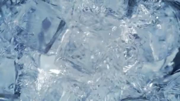 Супер Повільний Рух Падіння Розщеплення Ідеальних Кубиків Льоду Воду Швидкістю — стокове відео
