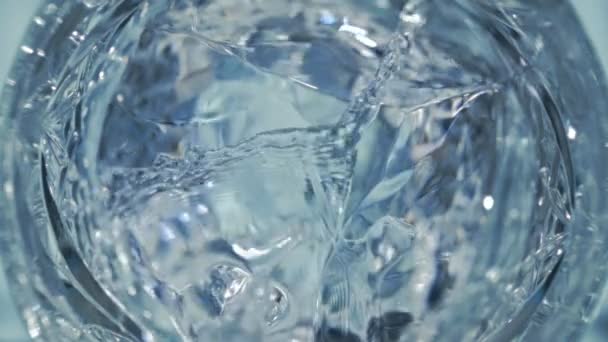 Super Slow Motion Detail Skott Hälla Vodka Crystal Clear Ice — Stockvideo