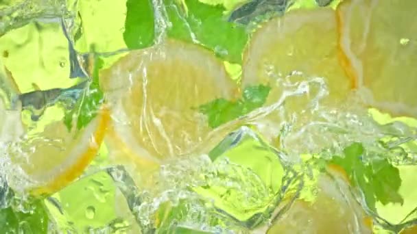 Super Zeitlupe Schuss Von Wasserwelle Spritzen Auf Zitronenscheiben Eiswürfel Und — Stockvideo