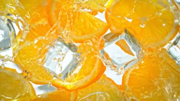 Супер Повільний Рух Хвилі Розщеплення Апельсинових Шматочках Кубиках Льоду Знято — стокове відео