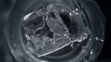 Süper Yavaş Hareket Detaylı Buz Küpünün 1000 fps 'lik votkayla bardağa düşüşü. 4K 'da Yüksek Hız Sinema Kamerası ile çekildi.