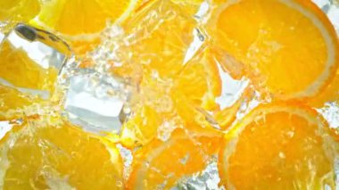 Süper Yavaş Hareketli Su Dalgası Vuruşu Portakal Dilimleri ve Buz Küpleri Üzerine Sıçrıyor. 4K 'da Yüksek Hız Sinema Kamerası ile çekildi..