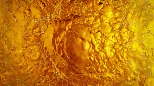 Dalgalanan Altın Alkol Sıvısı Dalgaları Nın Süper Yavaş Çekimi Yüksek — Stok video