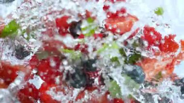 Süper Yavaş Çekim Taze Böğürtlenler 1000 fps hızla suya düşüyor. 4K 'da Yüksek Hız Sinema Kamerası ile çekildi..