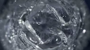 Süper Yavaş Hareket Detaylı Buz Küpünün 1000 fps 'lik votkayla bardağa düşüşü. 4K 'da Yüksek Hız Sinema Kamerası ile çekildi.