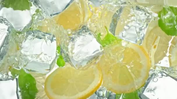 Сверхмедленная Движущаяся Струя Воды Плещется Лимонных Слайсах Кубиках Льда Листьях — стоковое видео