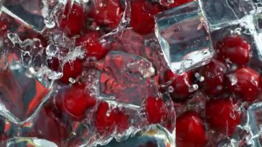 Süper Yavaş Hareketli Su Dalgası Şutu Kiraz ve Buz Küpleri 'ne 1000 fp hızla sıçrıyor. 4K 'da Yüksek Hız Sinema Kamerası ile çekildi..