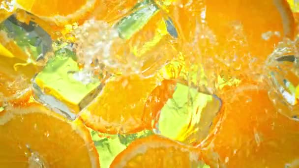 오렌지 슬라이스 아이스 Ice Cubes 흐름을 빠르게 시네마 카메라로 촬영됨 — 비디오