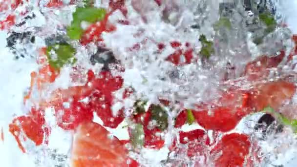 Super Slow Motion Shot Fresh Berries Wpada Wody Wirującej Prędkością — Wideo stockowe