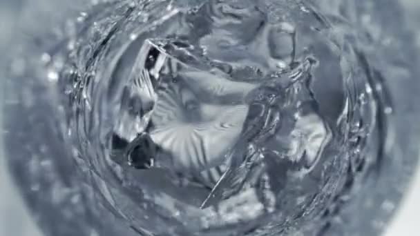 Super Slow Motion Detail Shot Ice Cube Caindo Vidro Com — Vídeo de Stock