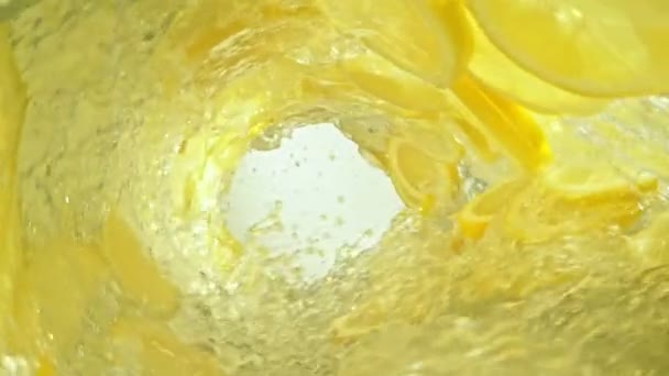 Super Pomalý Pohyb Záběr Citrónových Plátků Vody Rotující Vlně Při — Stock video
