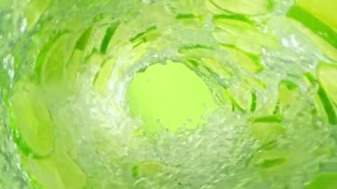 Süper Yavaş Hareketli Kireç Dilimleri ve Su Dönüşümlü Çekim 300 fite ayarlandı. Yüksek Hız Sinema Kamerası, 4K.