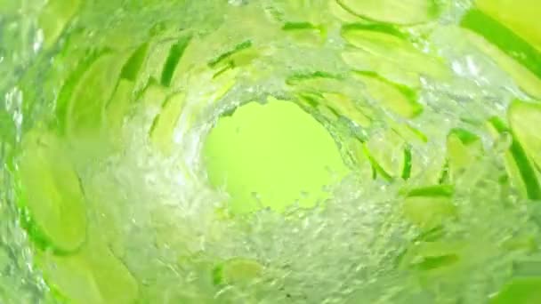 Super Slow Motion Shot Lime Slices Water Rotating Wave 1000Fps — Vídeo de Stock