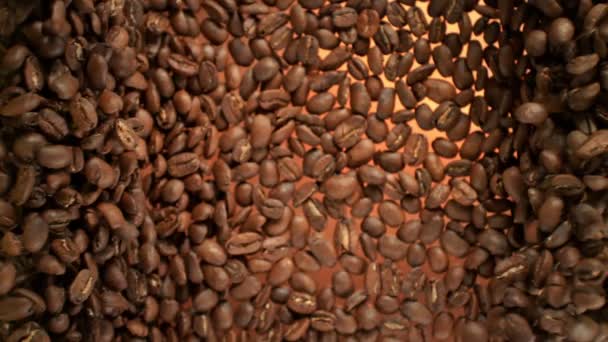 超级慢镜头的飞行新鲜咖啡豆朝向1000Fps 用4K高速电影摄影机拍摄 — 图库视频影像