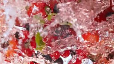 Süper Yavaş Çekim Taze Böğürtlenler Limonata Whirl 'e 1000 fps hızla düşüyor. 4K 'da Yüksek Hız Sinema Kamerası ile çekildi..