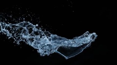 Super Slow Motion shot of Water Splash 2000 fps 'te Kara Arkaplanda izole edildi. 4K 'da Yüksek Hız Sinema Kamerası ile çekildi.
