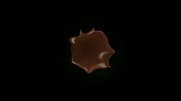 真正的巧克力飞溅的超级慢镜头以1000Fps的速度飞向被黑色隔离的相机 用高速电影摄影机拍摄 — 图库视频影像